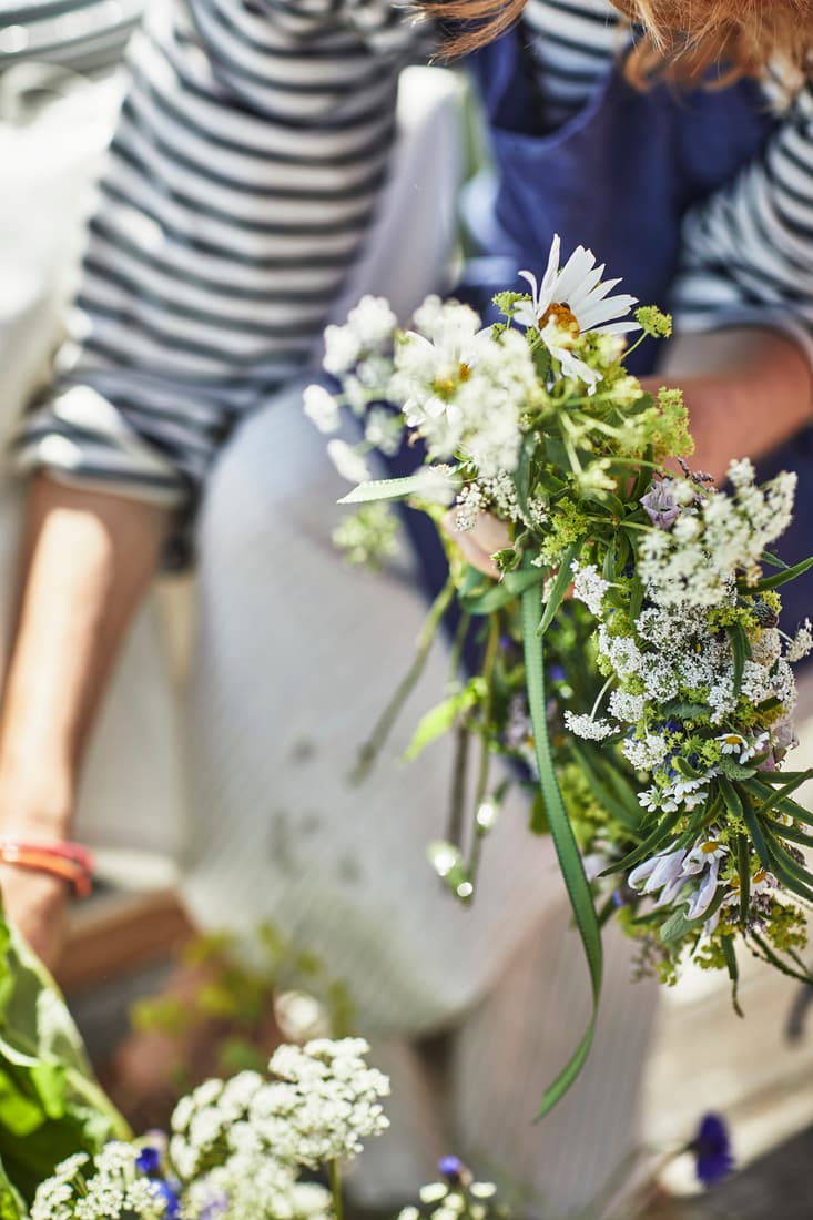 Feier mit uns Midsommar mit dem Blumenkranzbinden