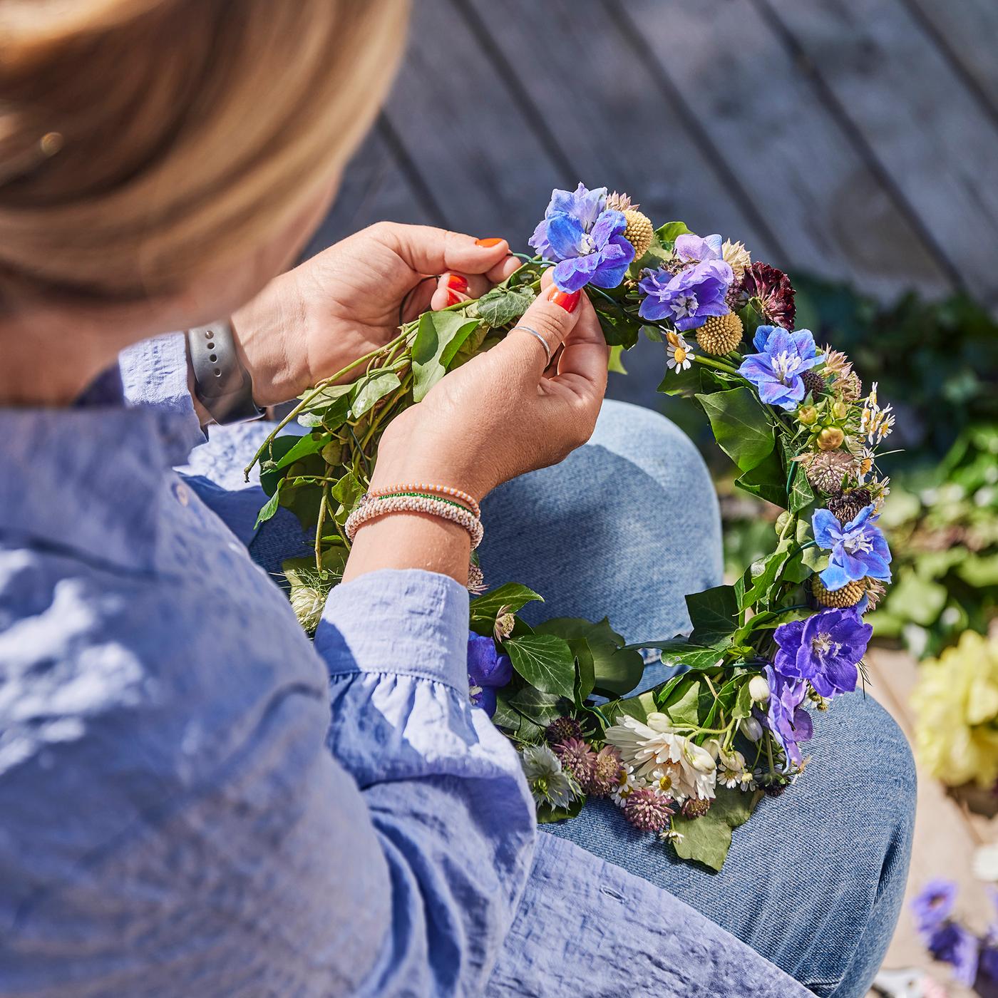 MIDSOMMAR Blumenkranzbinden