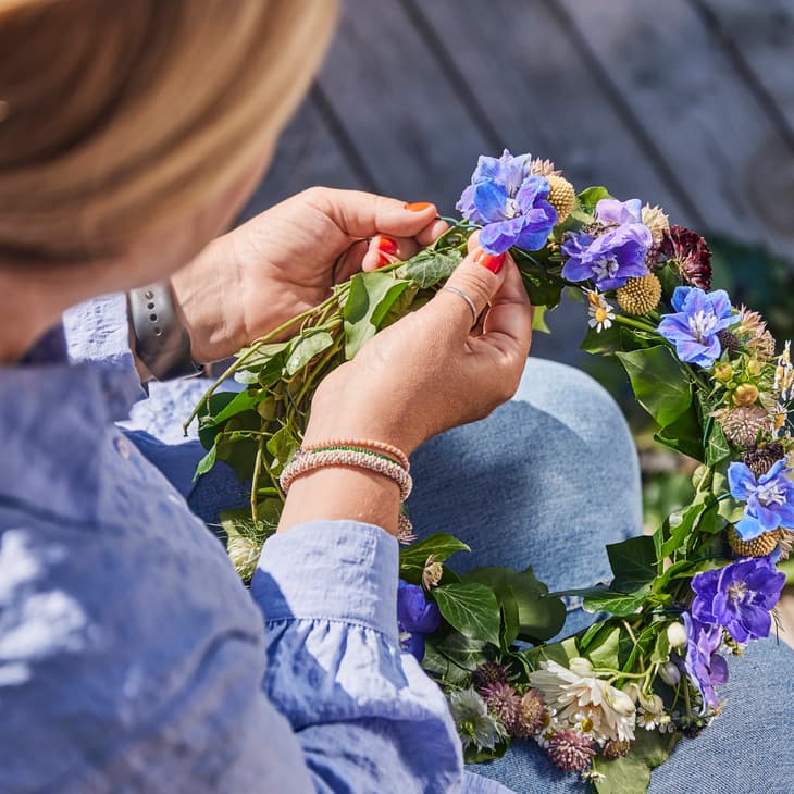 Glad Midsommar! Blumenkranzbinden.