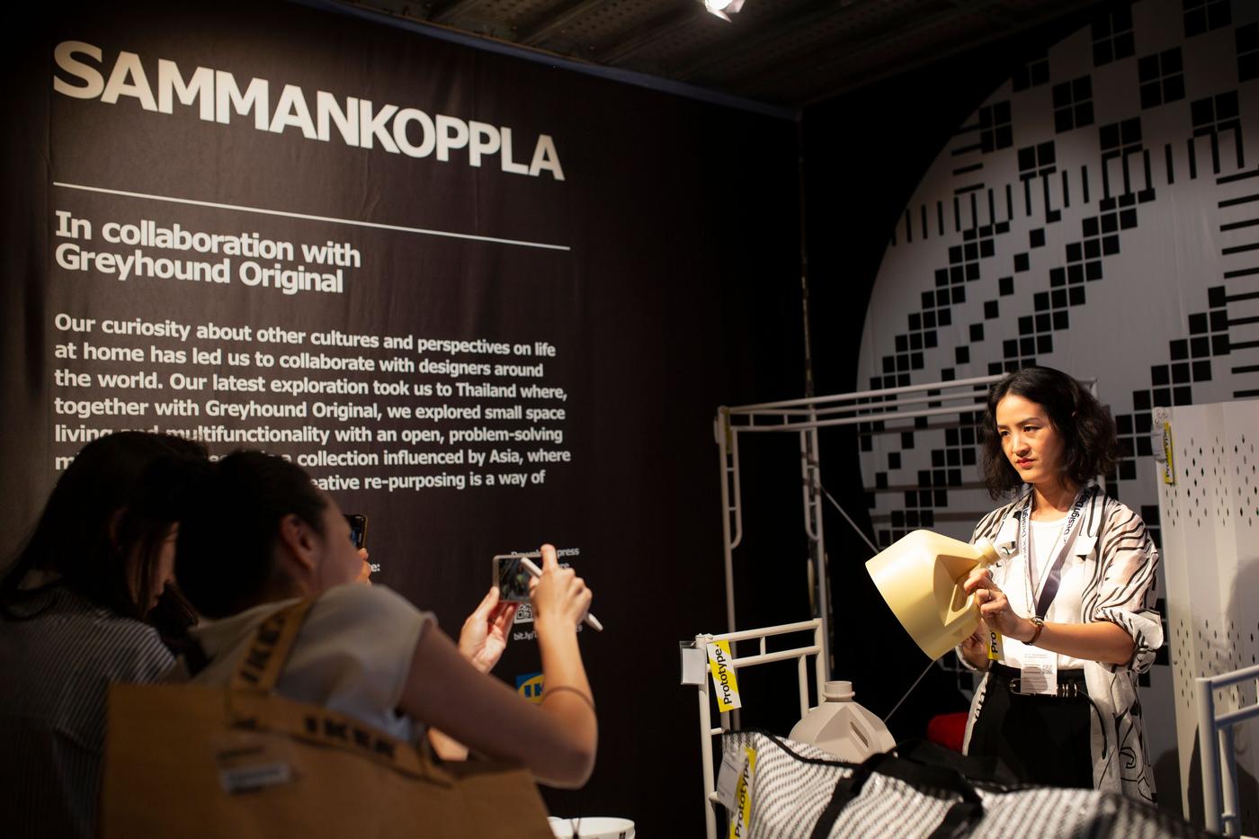 A group of people looking at products at the SAMMANKOPPLA exhibition.