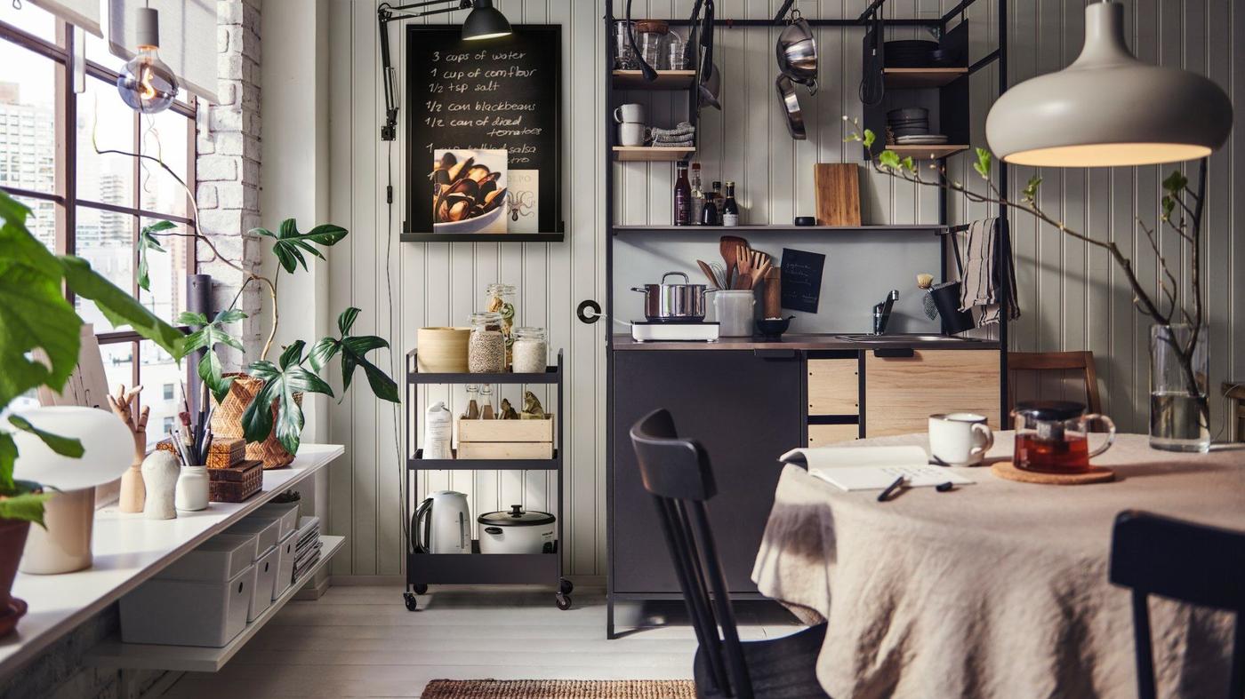 A small kitchen with black kitchen fronts.