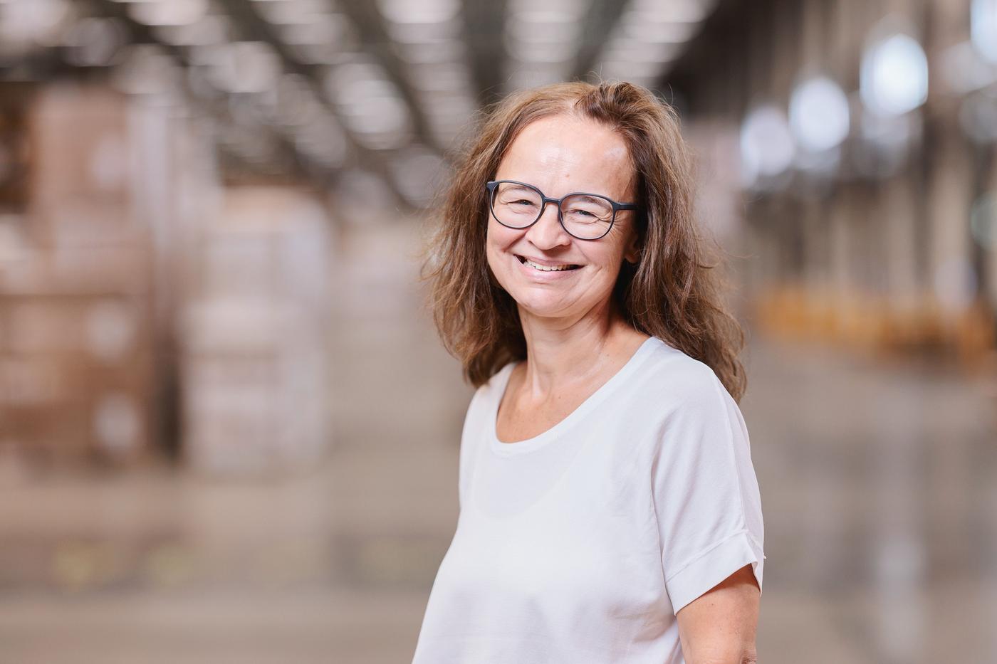 Doris Martetschläger stands in front of the camera, who wears a white T-Shirt. 