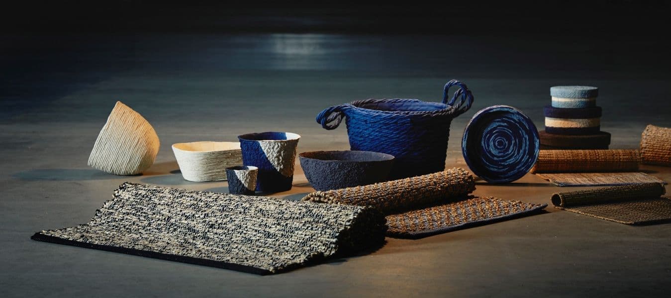 Various bowls, rugs, boxes and a pendant lamp in blue and white shades from the FÖRÄNDRING collection.