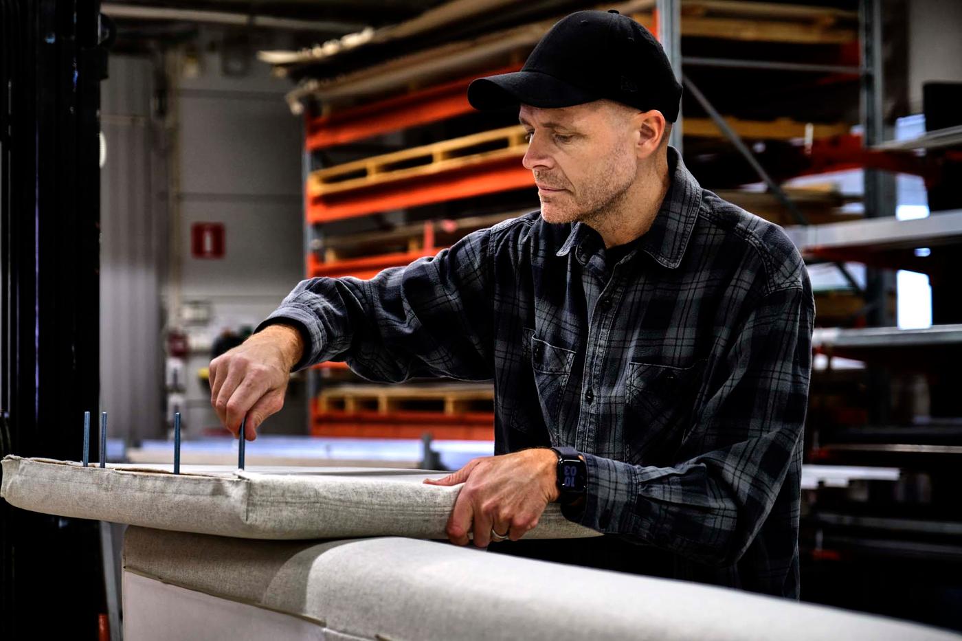 Designer Ola Wihlborg working on the construction of the SÖDERHAMN sofa.