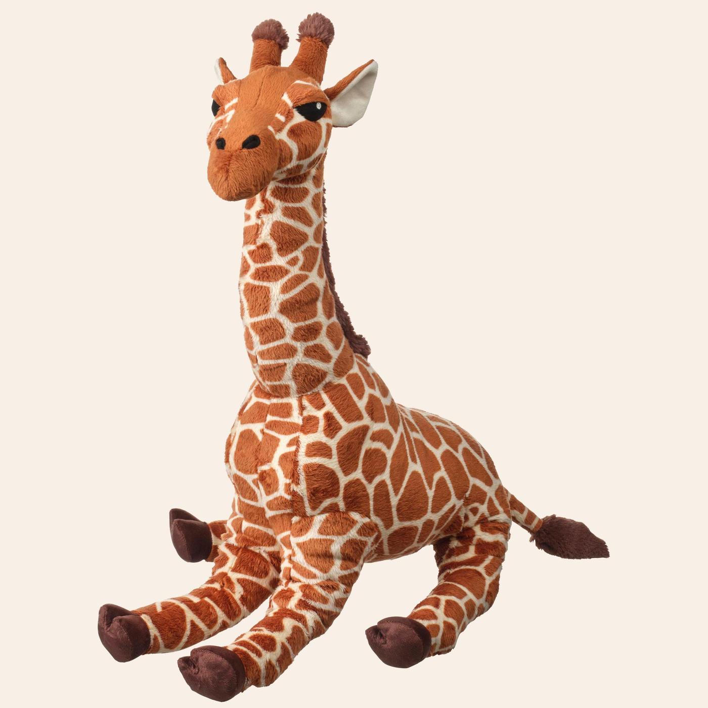 A cutout of the SANDLÖPARE soft toy giraffe.