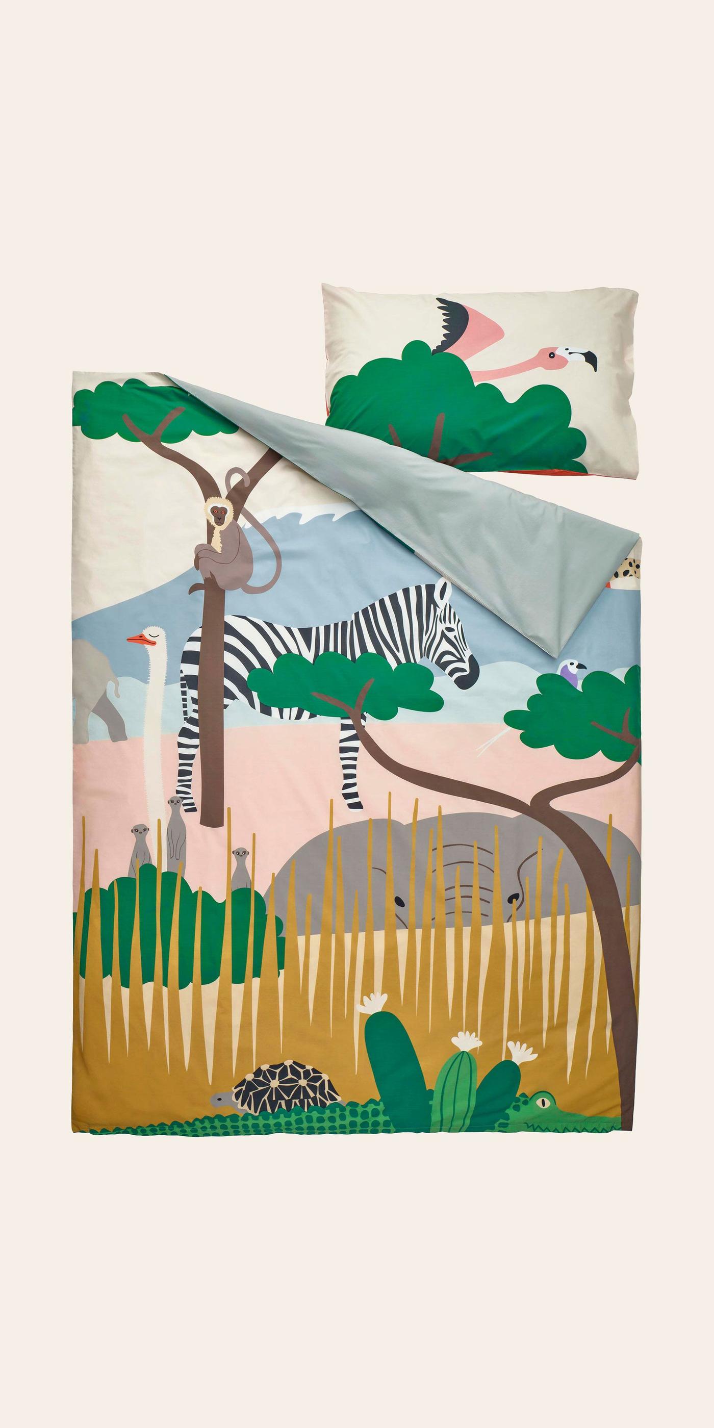 A cutout of the SANDLÖPARE duvet and pillow case with an African savannah theme.