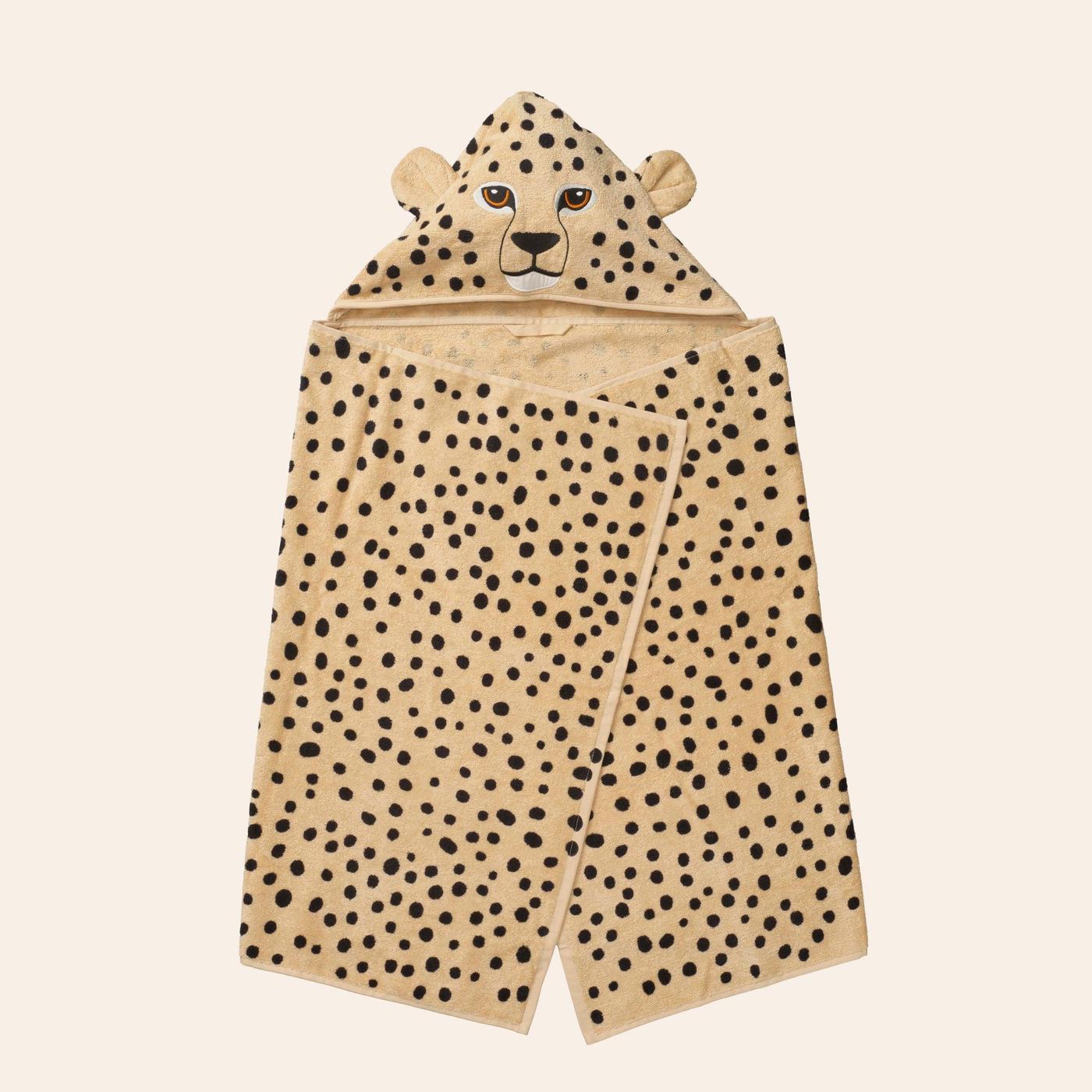 A cutout of the SANDLÖPARE cheetah towel with a hood.