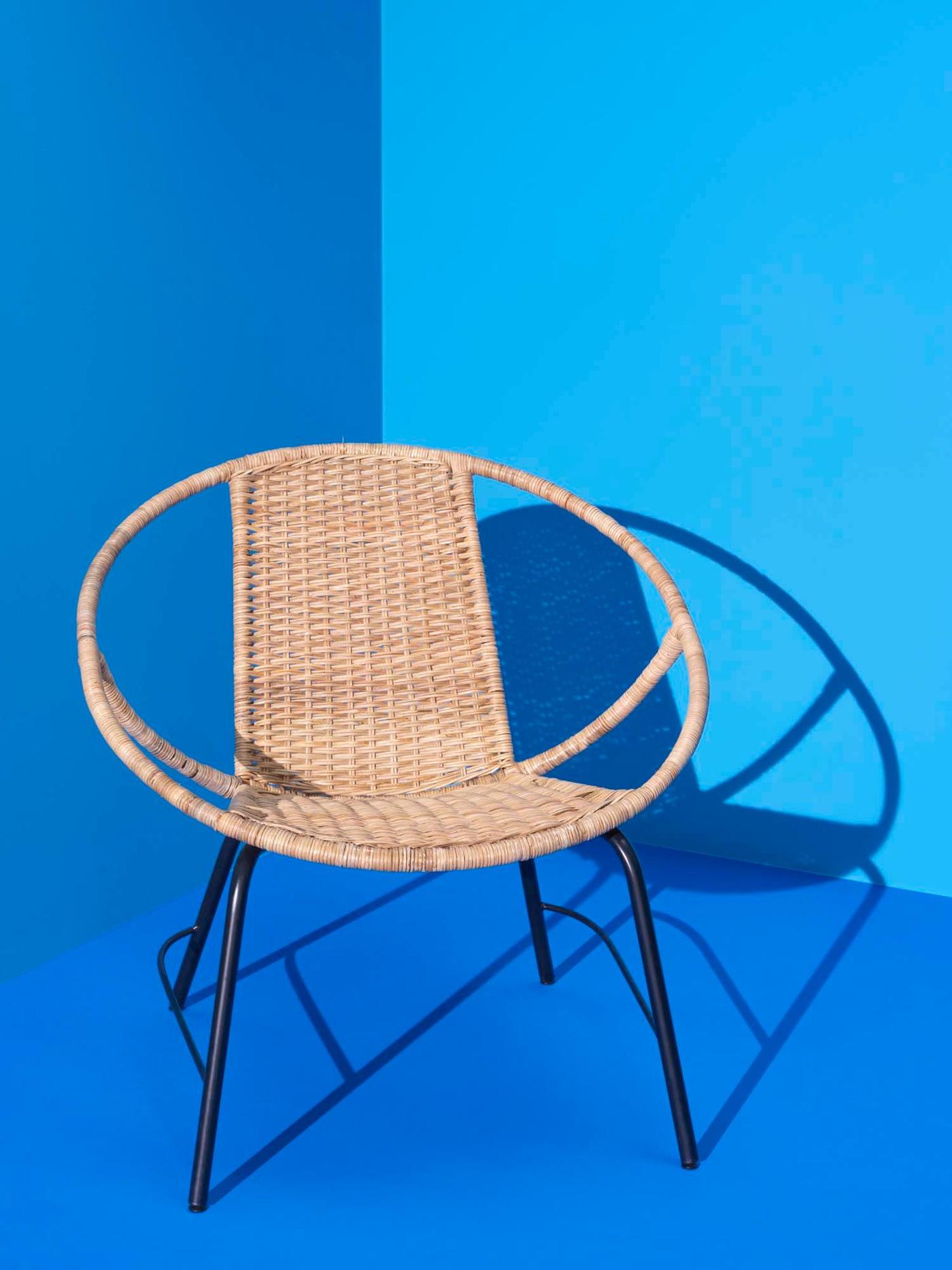 A blue roomset corner with a rattan armchair.