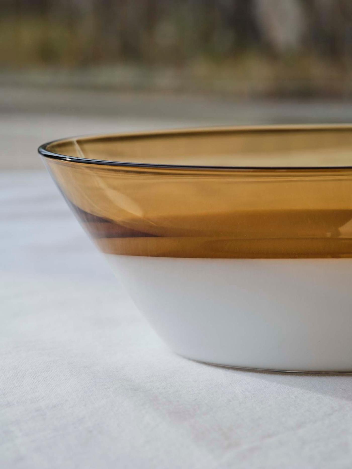 The edge of an orange and white OMMJÄNGE bowl.