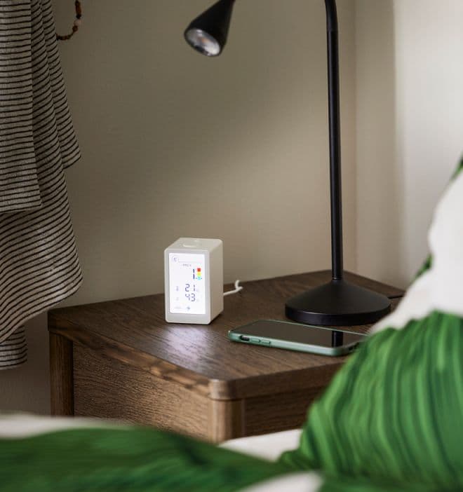 A bedside table with a VINDSTYRKA smart sensor.