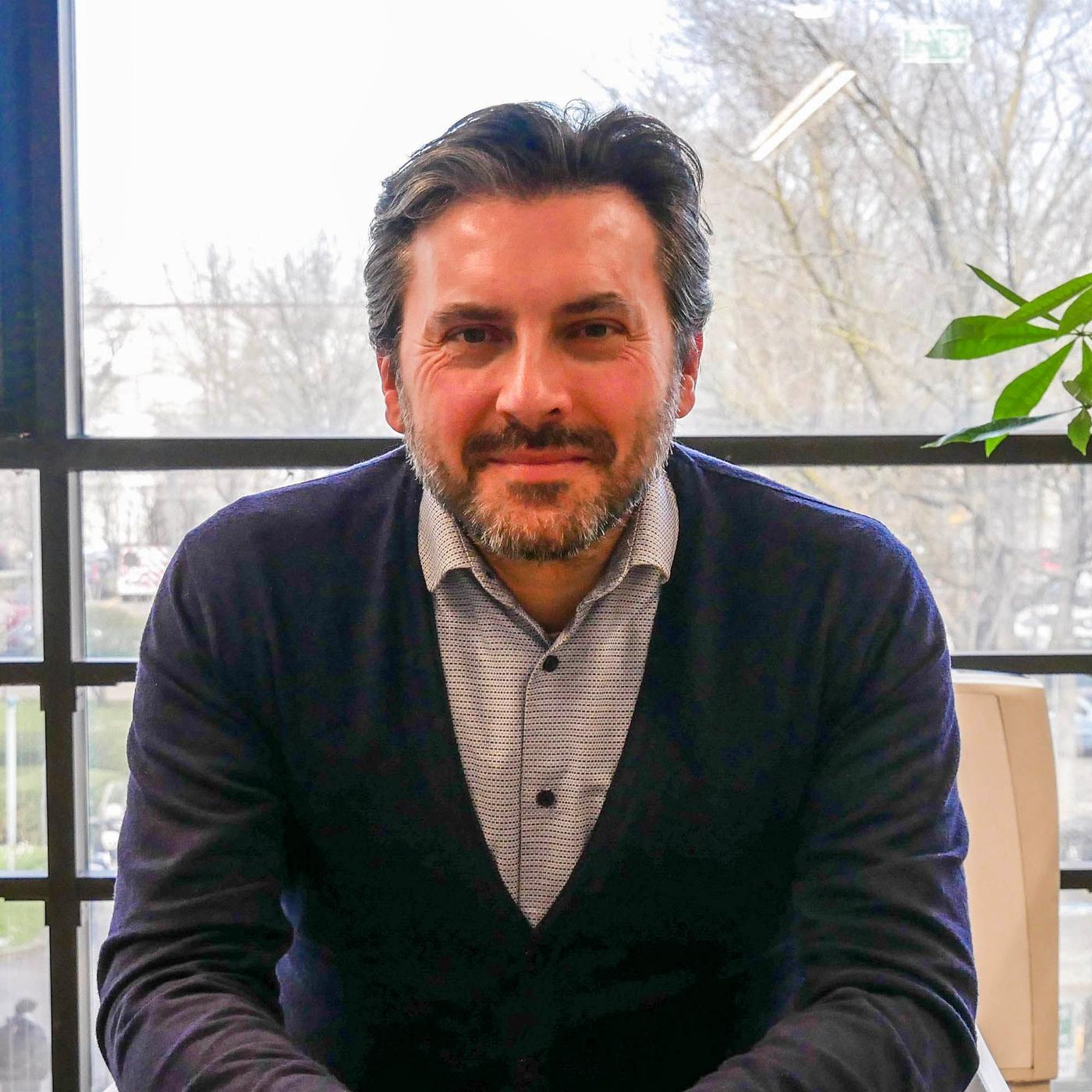Portrait of Stefano Bizioli-Galli smiling at the camera.