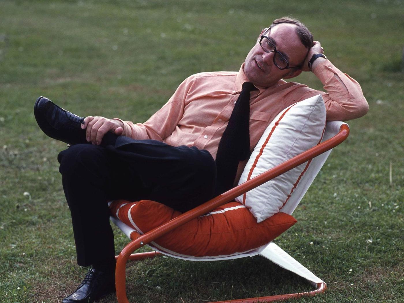 Ingvar Kamprad relaxes in a chair on a lawn in the 1970s