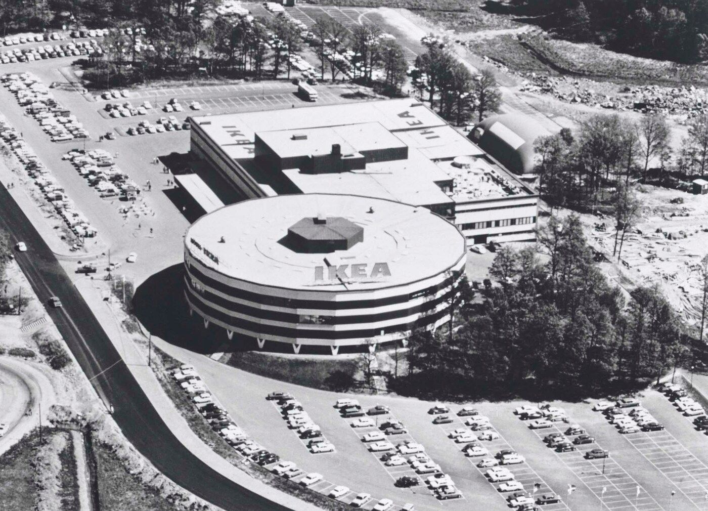 Black and white photo of the IKEA flagship store at Kungens Kurva, taken in the 1960s