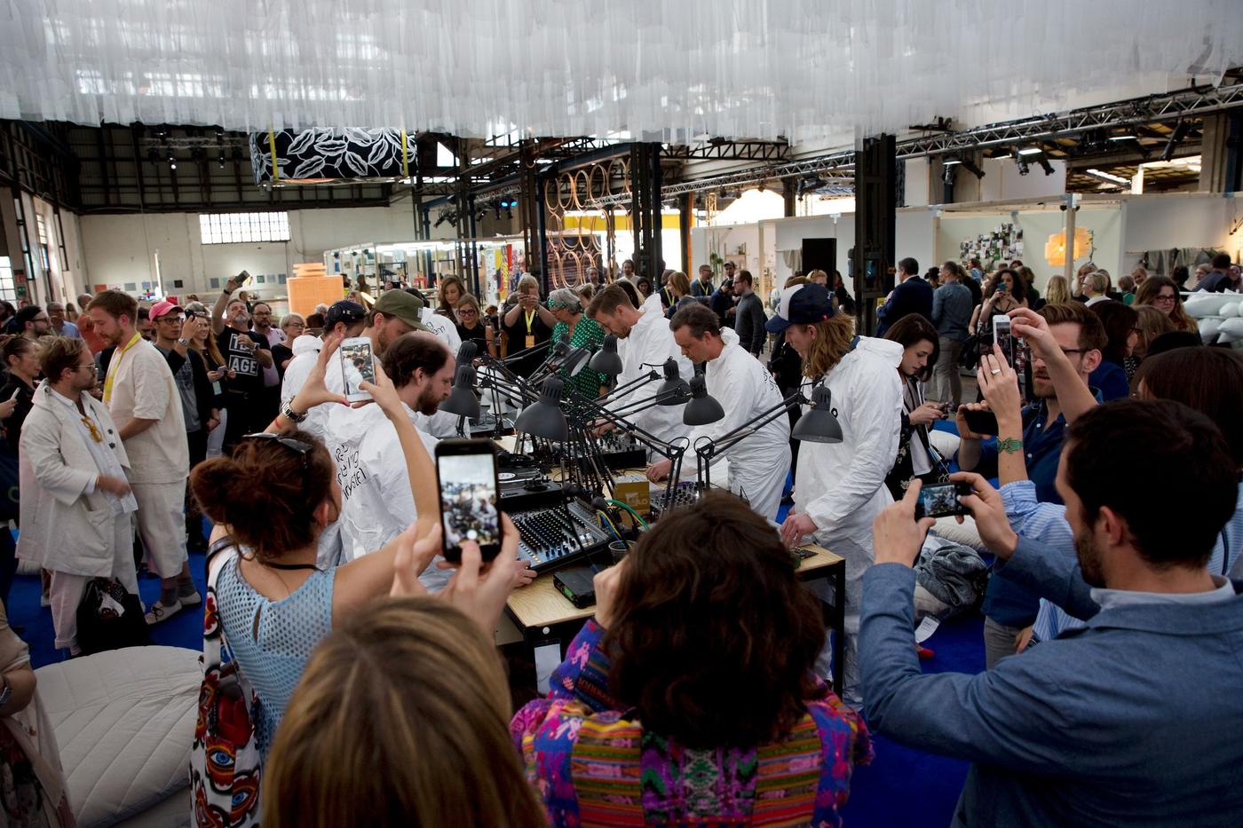 A large crowd of people gathered at the IKEA exhibition in Milan.