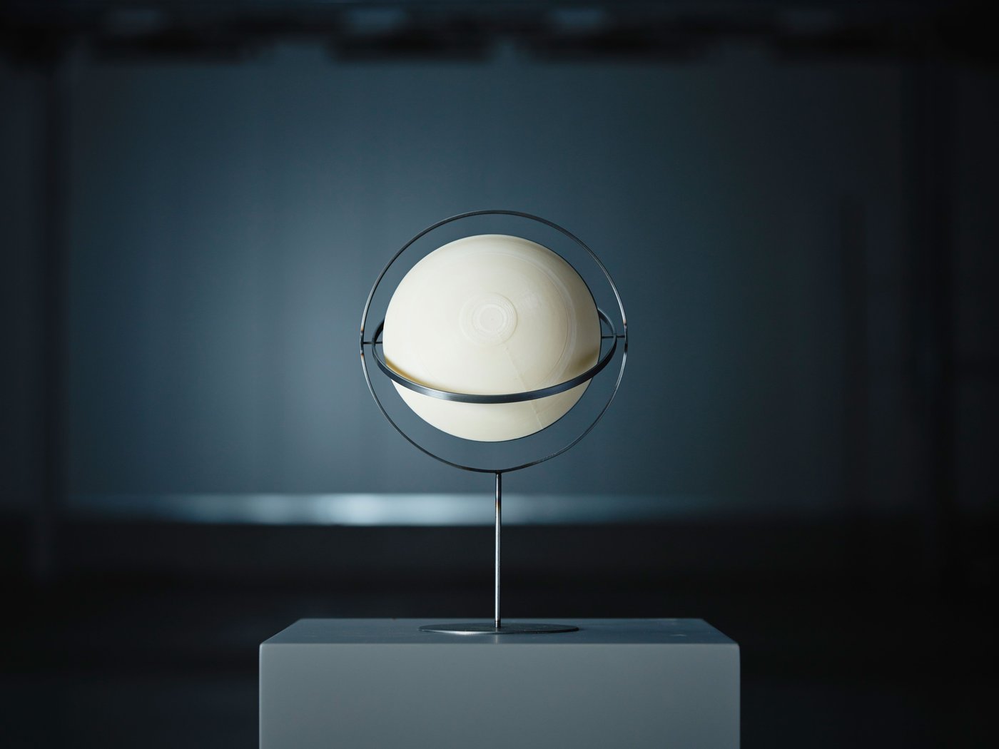 SAMMANLÄNKAD prototype on display in a dark room.