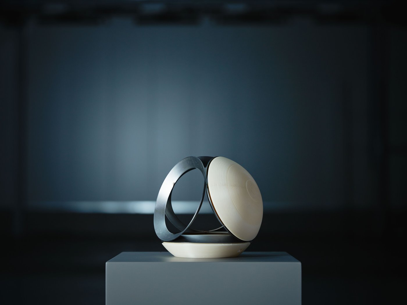 Prototype from the SAMMANLÄNKAD series displayed on a plinth.