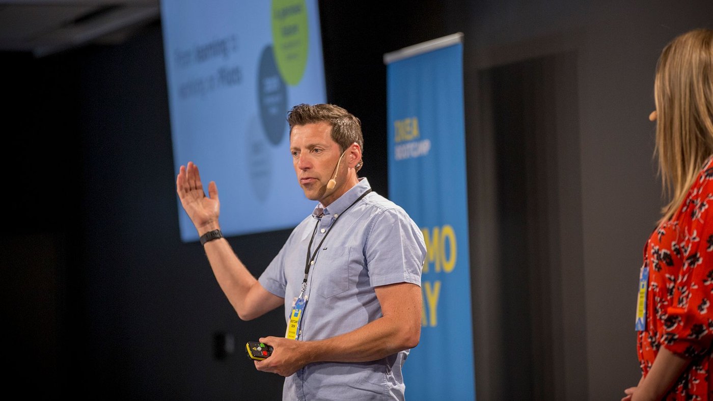 Per Krokstäde making a presentation with screens in the background.