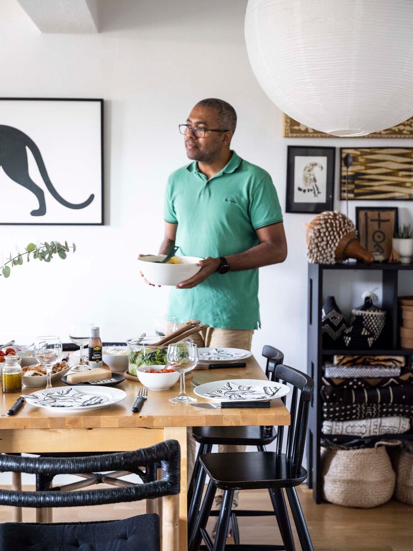 Cédric is taking food to the dining table, ready for lunch!