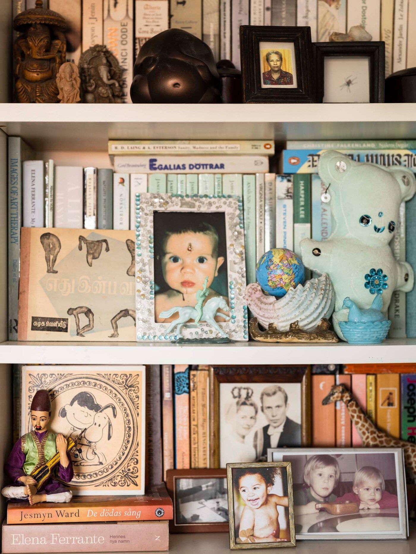 The bookshelf in Cecilia and Cédric's bedroom is full of books and family souvenirs.
