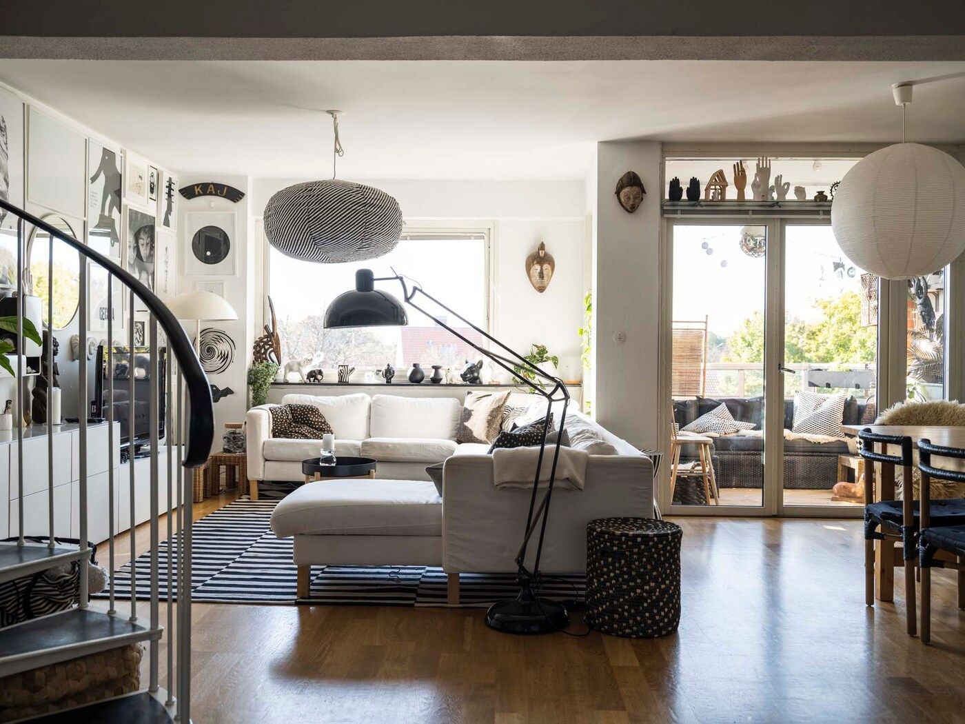 Cecilia and Cédric's living room. A white corner sofa dominates the living room. 