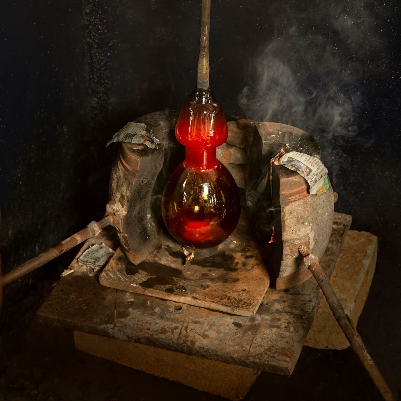 A hot, mouth-blown HANGBJÖRK vase in a mold.