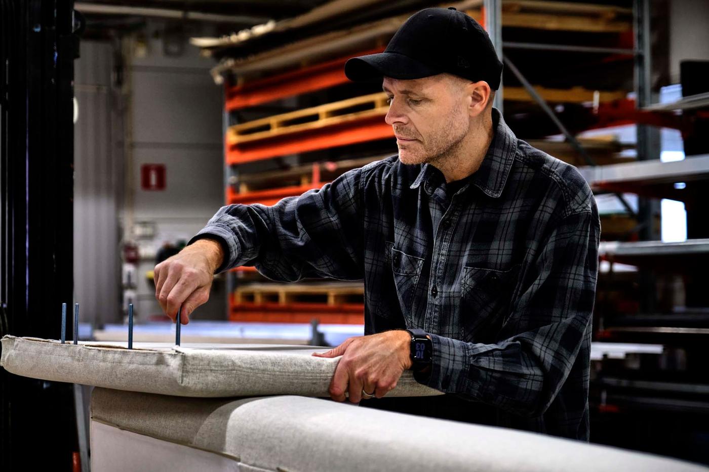Designer Ola Wihlborg working on the construction of the SÖDERHAMN sofa.