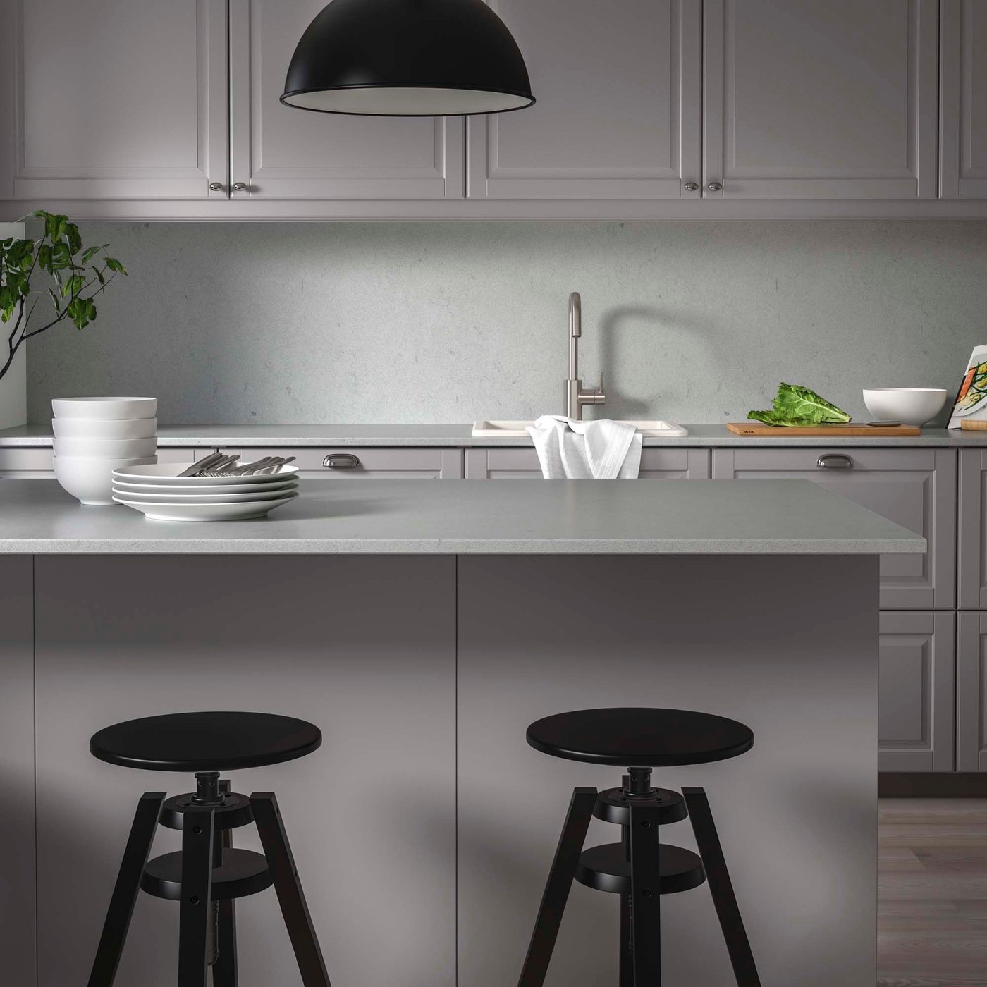 A grey kitchen with light grey LOCKEBO worktops.