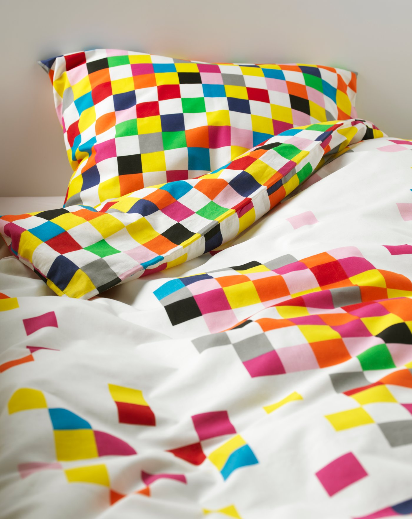 Colourful, pixel design bed linen.