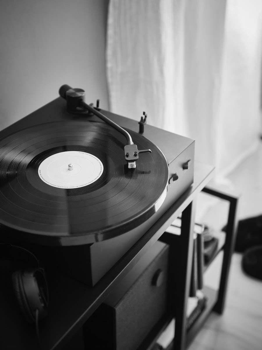 Top-down view of OBEGRÄNSAD record player.