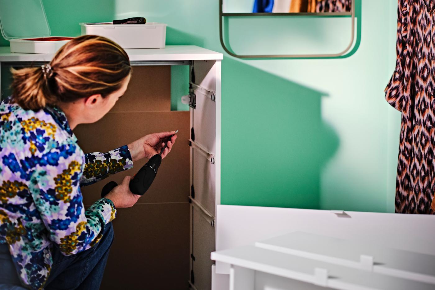 A zoom in picture showing a demonstration of assembling a chest of drawers with Anchor﻿ ﻿&﻿ ﻿Unlock function.