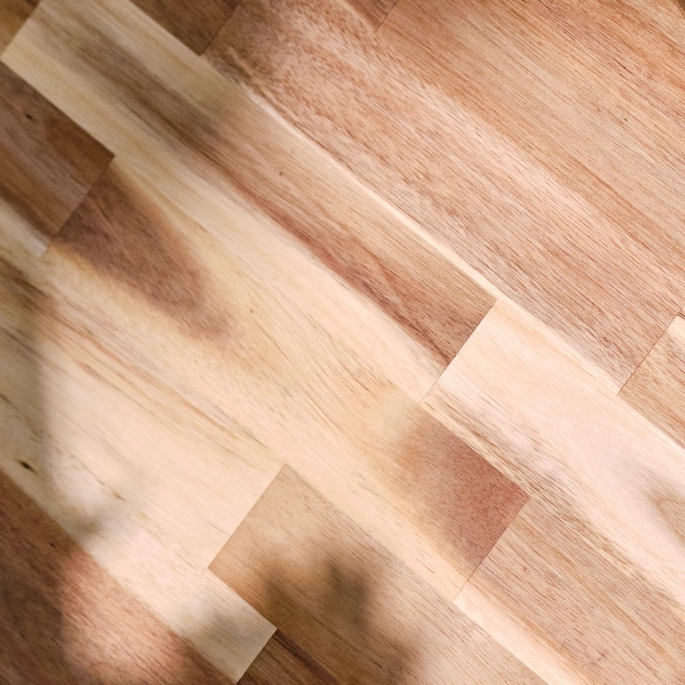 A close-up of an acacia BRÖGGAN chopping board.