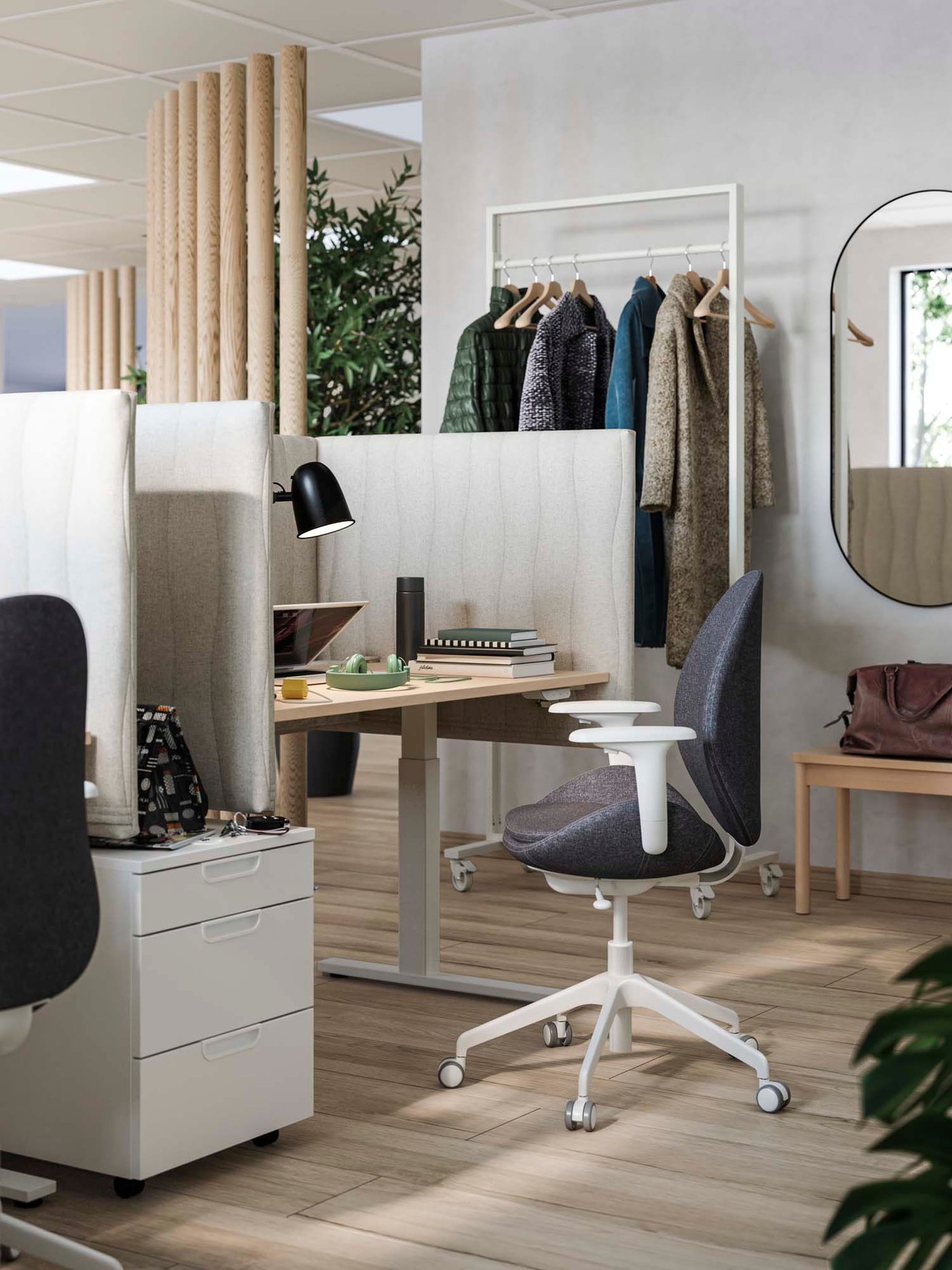 An office with a HATTEFJÄLL office chair with armrests in front of a MITTZON desk sit/stand.