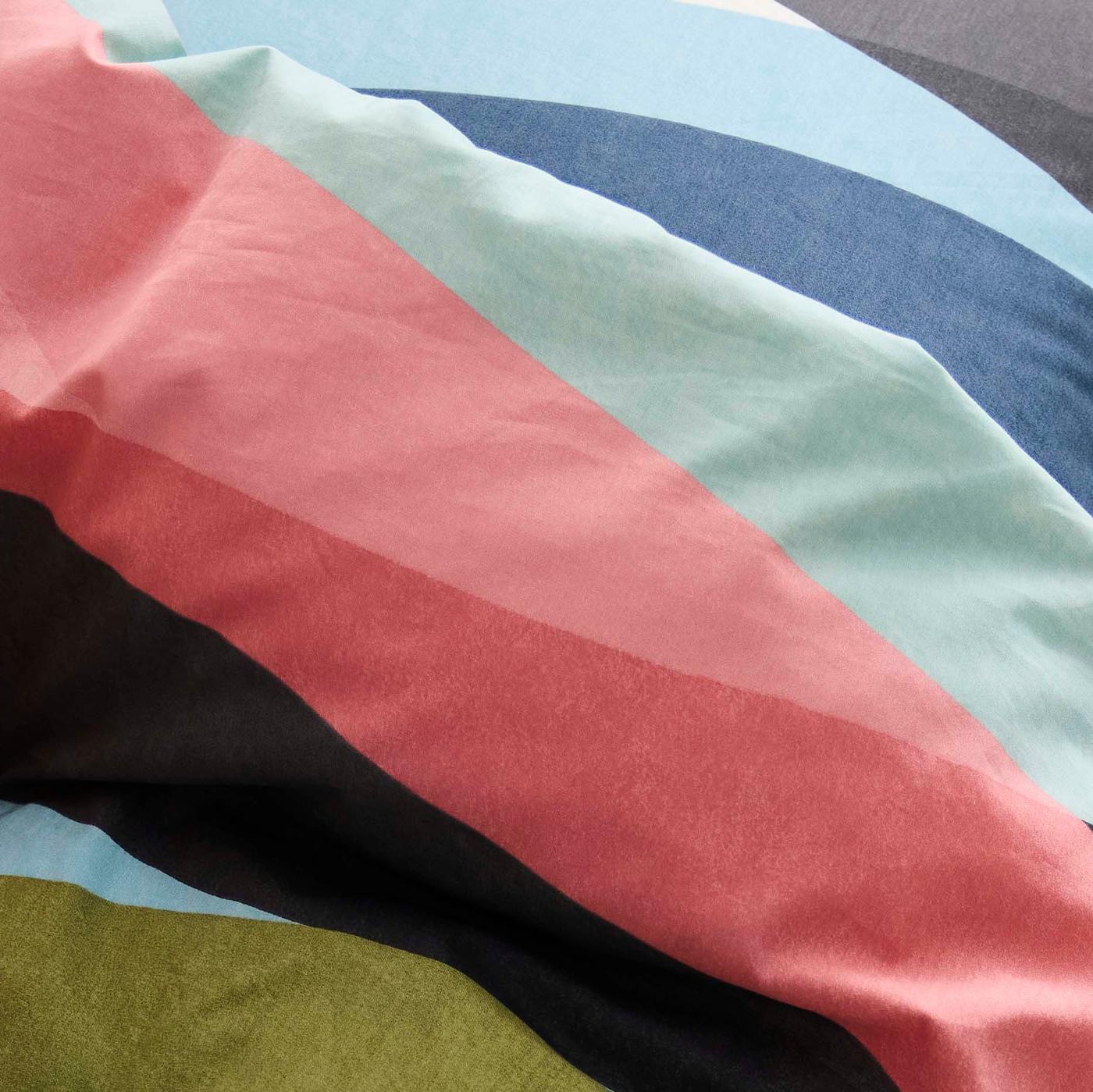 A close-up of colourful, wavy stripes on the SVALSTJÄRTAR duvet cover and pillowcase.