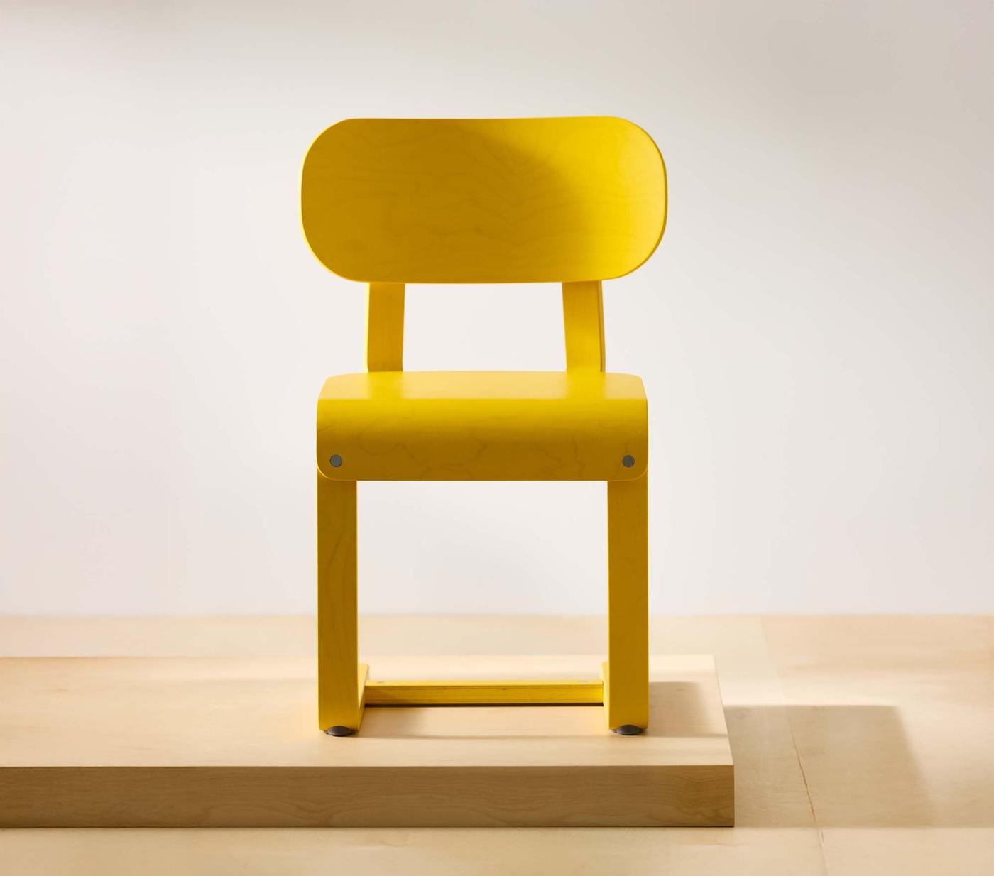 A front view of a yellow LYCKAN chair.