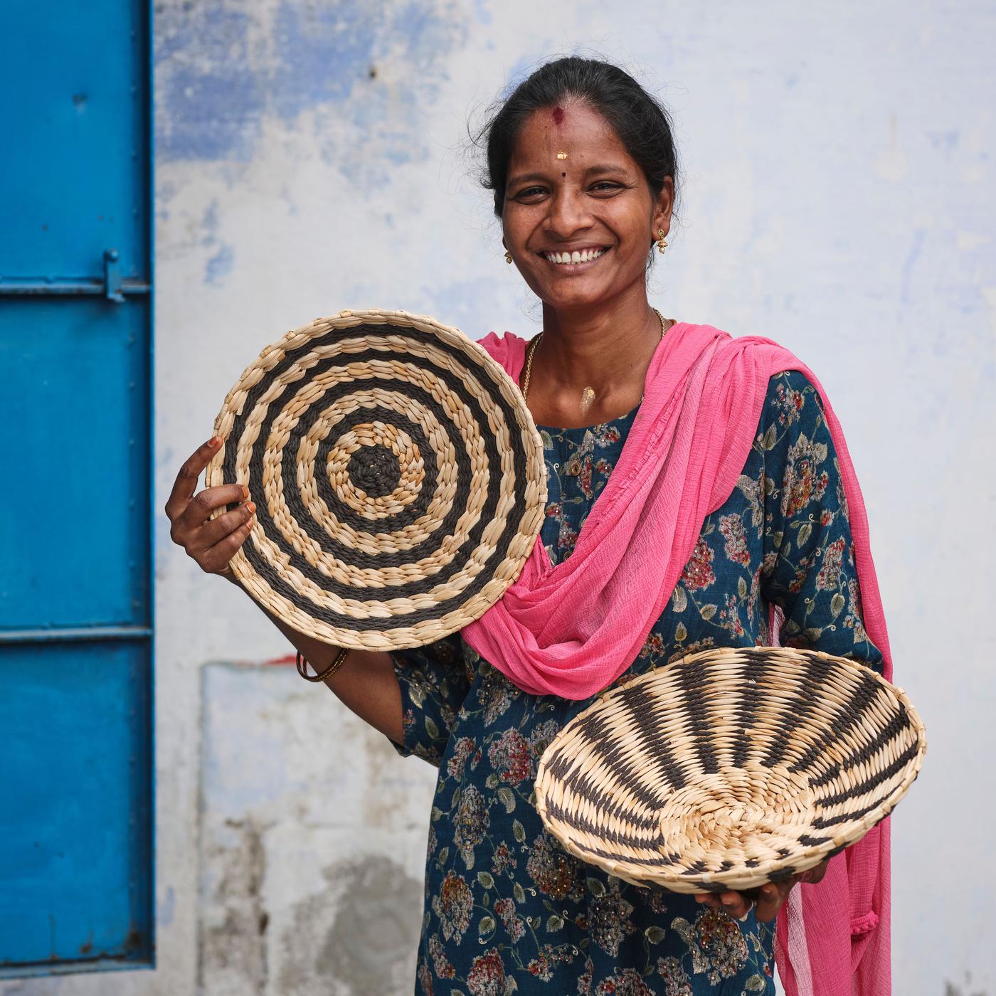 An artisan is showcasing her work in from of the camera. 