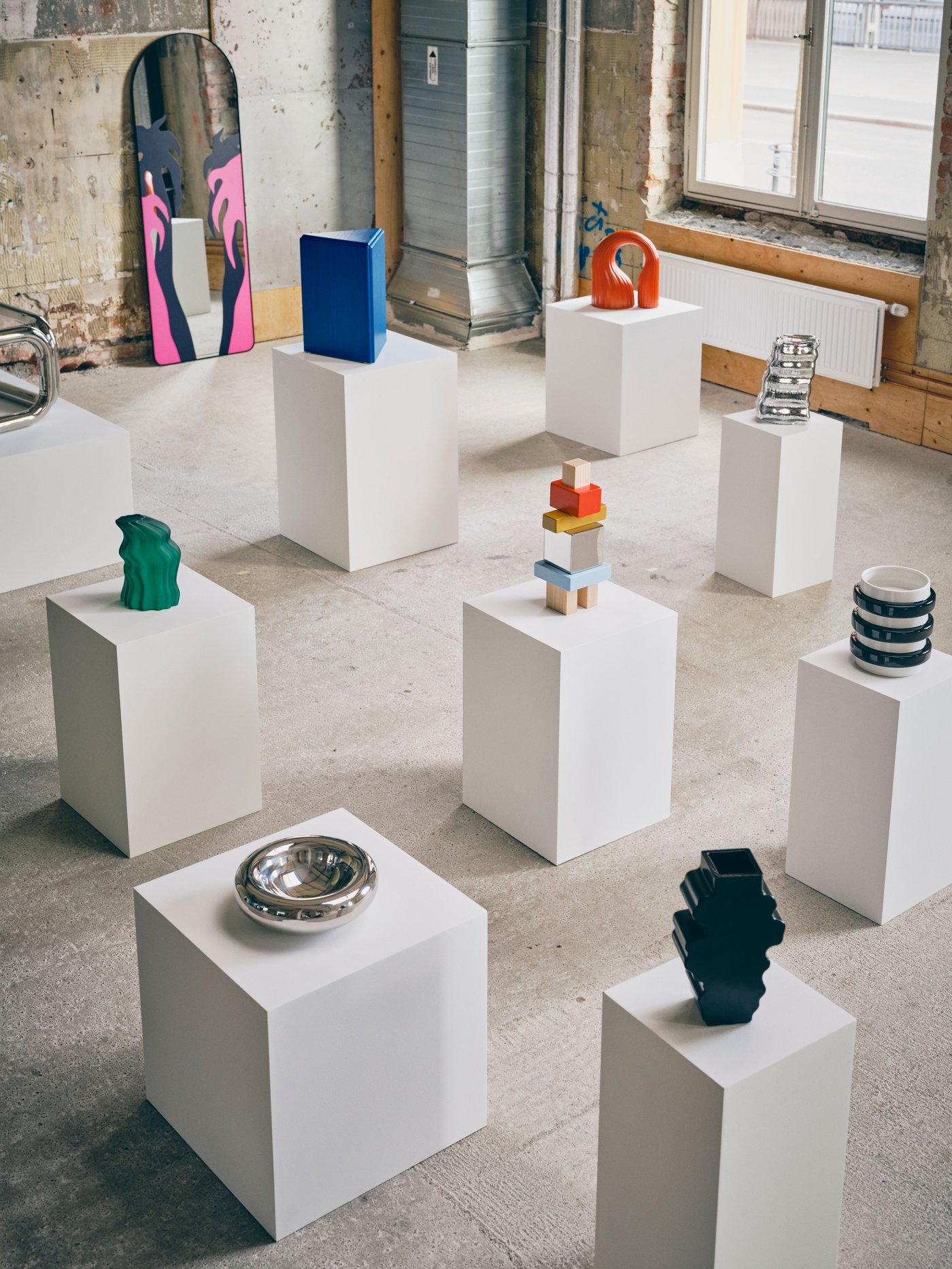 Image of the KONSTRUNDA collection in an art gallery space