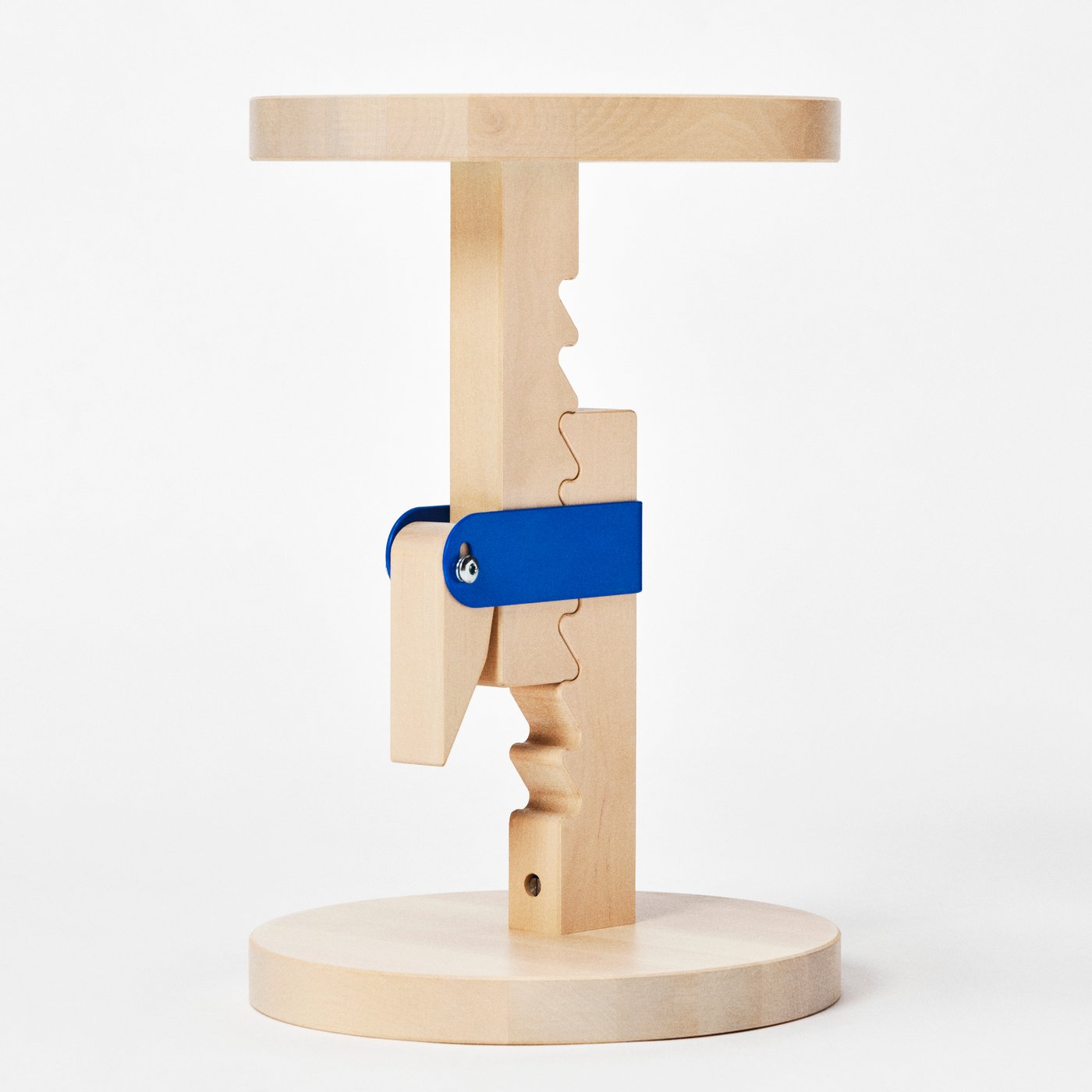 Wooden adjustable side table with a round top and base, featuring a toothed column mechanism secured by a blue metal bracket.