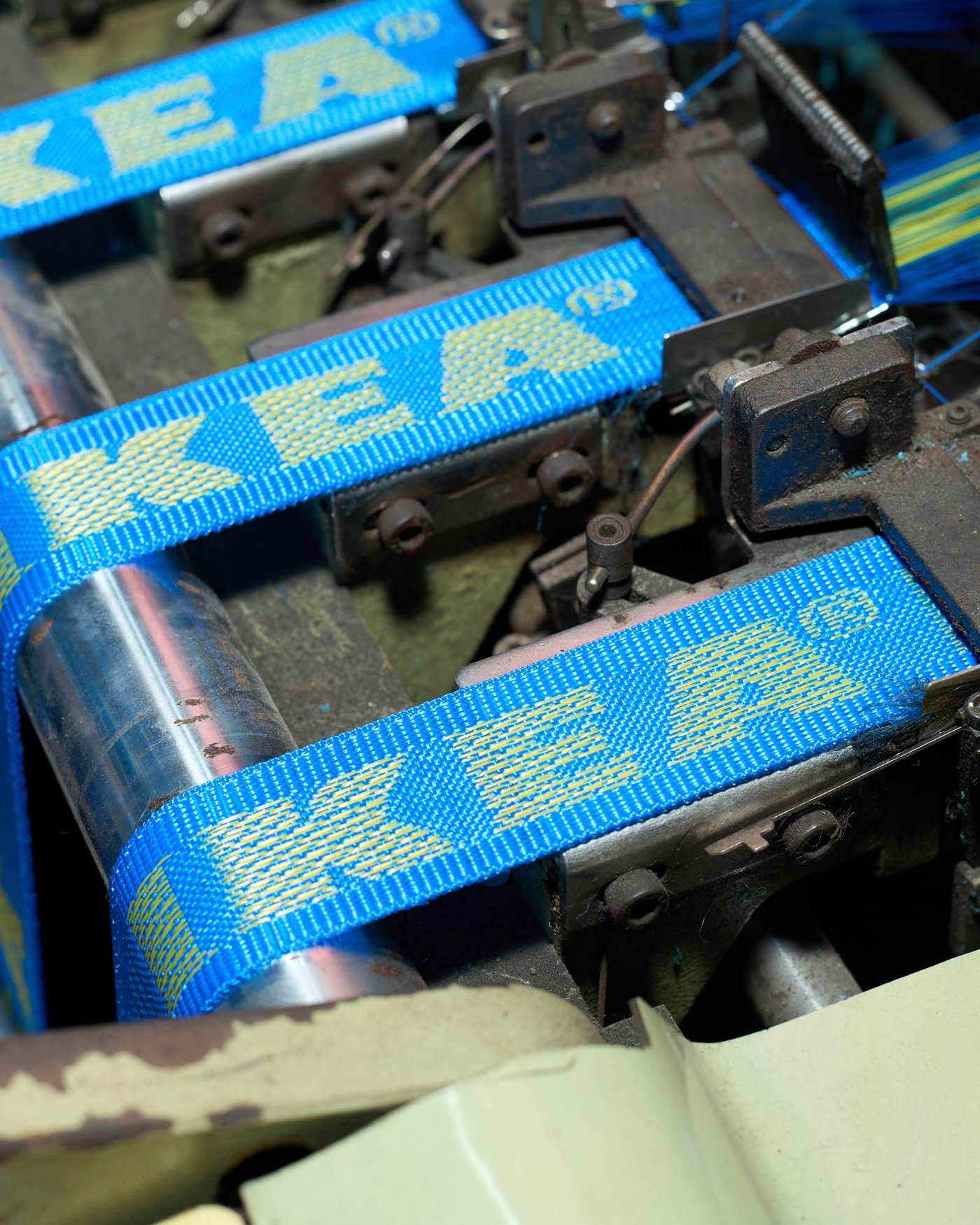 Three rows of FRAKTA handle fabric being woven on a machine.