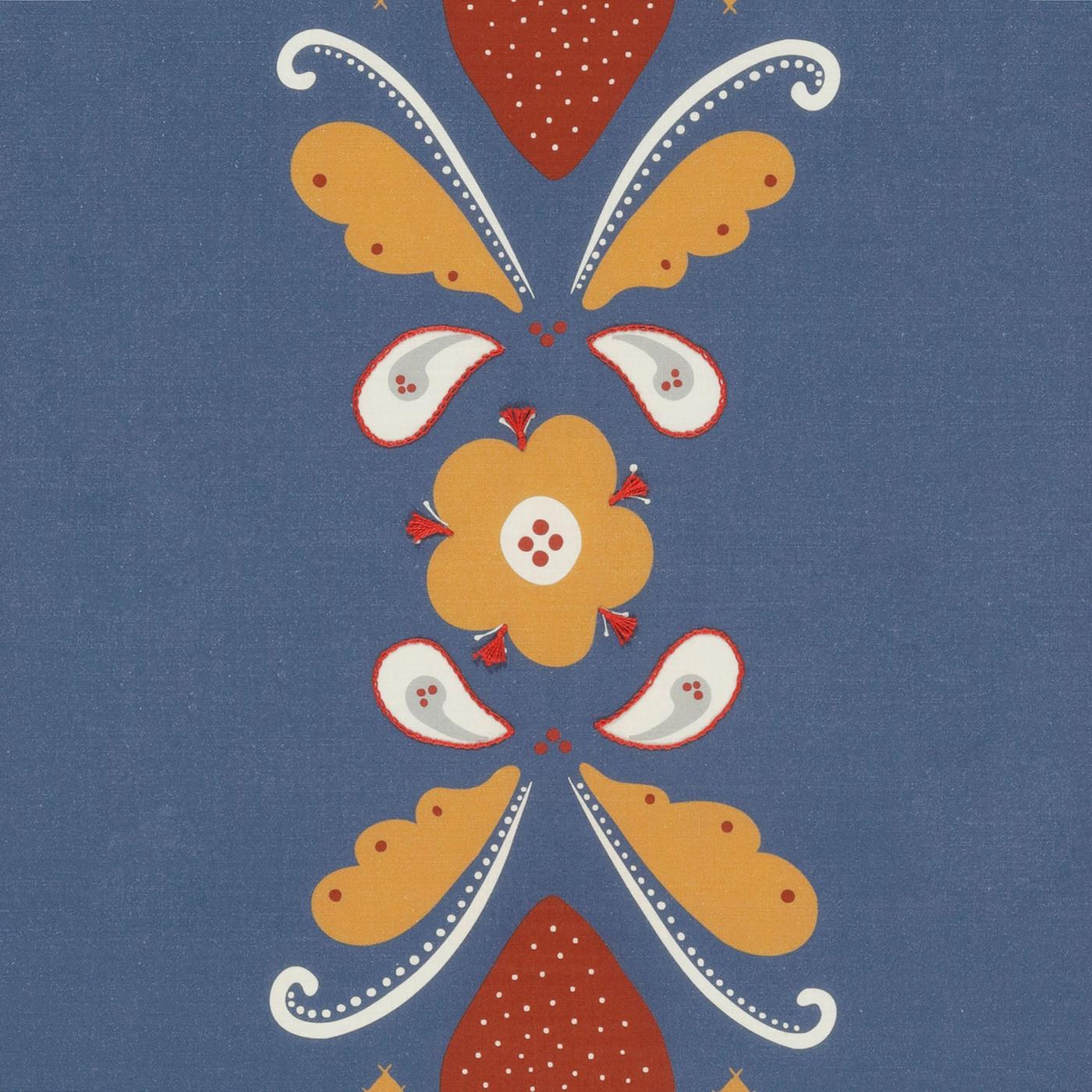Closeup view of the illustrated botanical motif on the SLÄTTIKA table runner.