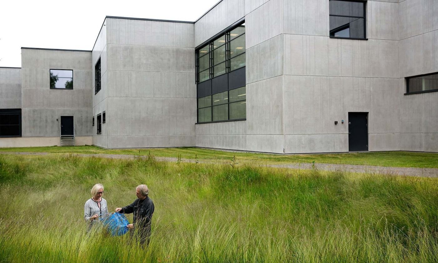 Marianne Hagberg and Knut Hagberg in long grass with a FRAKTA bag