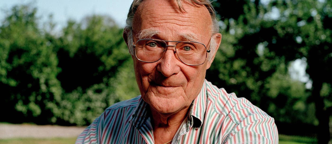 Outdoor close-up portrait of Ingvar Kamprad looking into the camera.