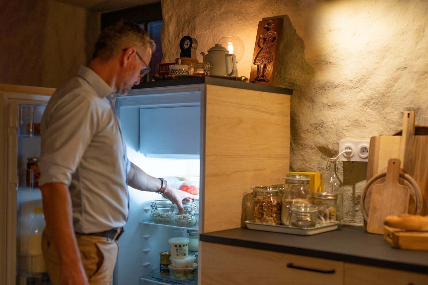 Roy puts his prepared overnight oats into the fridge.