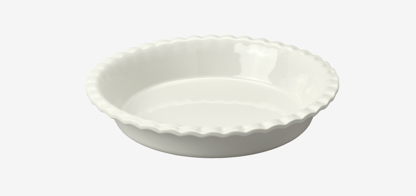 A white HÖSTAGILLE pie dish on a light grey background.