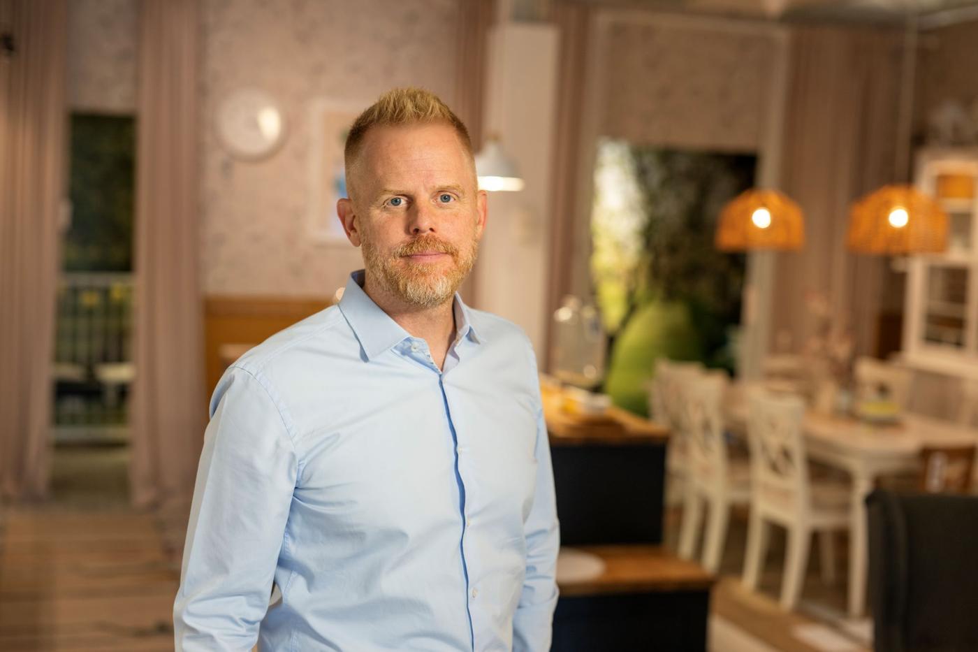 Photo of Inter IKEA CEO Jon Abrahamsson Ring with IKEA showroom background.