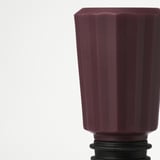 Tamnocrveni čep za boce, izrađen od izdržljive plastike i silikona, sigurno se uklapa u hermetičko brtvljenje.