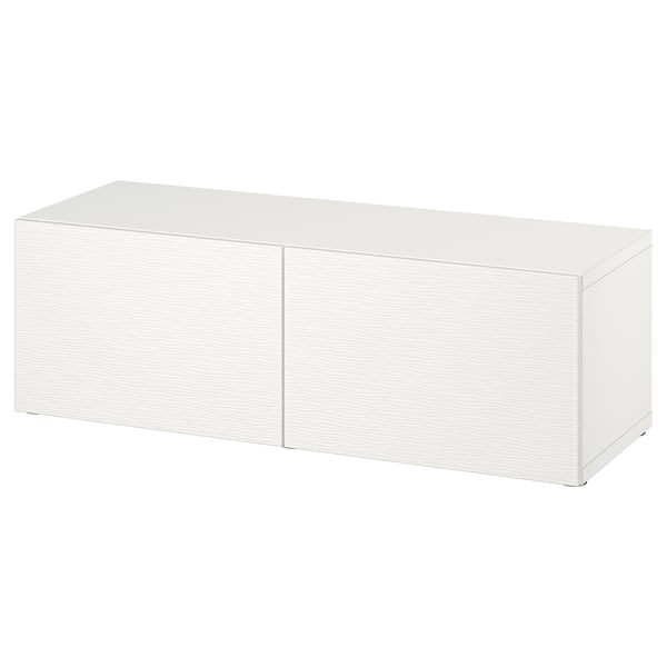 Bijela IKEA BESTÅ jedinica jednostavnog dizajna, pravokutnog oblika i drvene konstrukcije.