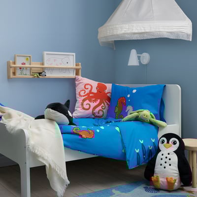BLÅVINGAD oceanski dječji krevet s plavom posteljinom za morska stvorenja, igračkama za pingvine i kitove, svijetloplavim zidovima, policom za slike i baldahinom.