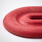 Crvena pjegava podloga izrađena od komprimiranog bambusa, dizajnirana za zaštitu površina od topline, pokazujući teksturiranu, živopisnu završnu obradu.