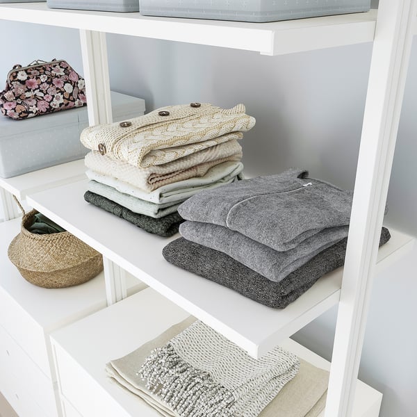 ELVARLI polica prikazuje uredno složenu odjeću i deke, učinkovito iskorištavajući prostor s prilagodljivom pohranom.