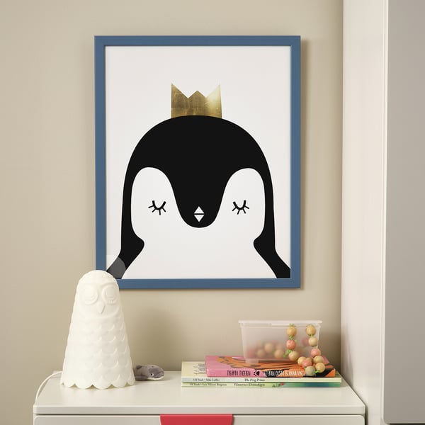 Uokvireni pingvin otisak iznad stola sa svjetiljkom, knjigama i igračkom. Sigurni rubovi, mogu visjeti vodoravno ili okomito.